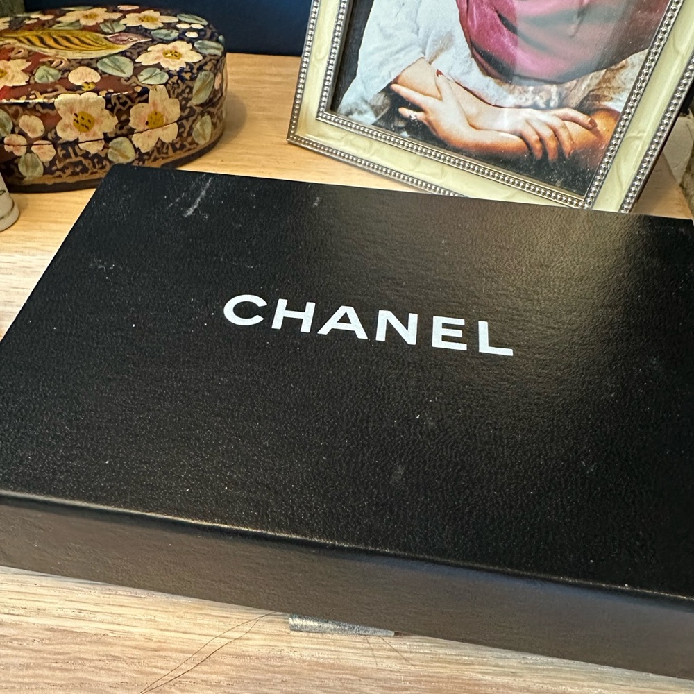 CHANEL Vintage 1993 Gold Clip-On Earrings with Faux Pearls – Made in France - Picture 13 of 13